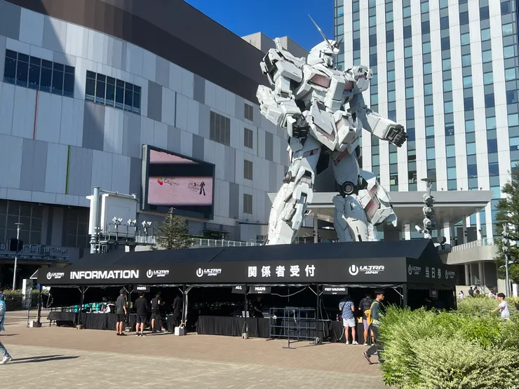 場地真的就在鋼彈旁邊，一旁有準備大量置物櫃給Raver們放東西(一天2000日幣)