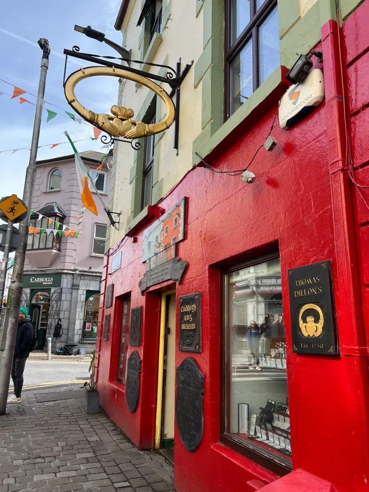Claddagh Ring 的故鄉在 Galway 的 Claddagh 漁村，當地也有許多販售此戒指的店家（ Joy拍攝於 Galway )