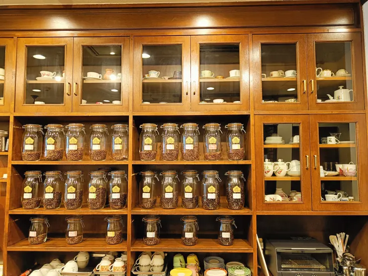 當天我就坐在吧台前，正對著這排滿滿的豆子