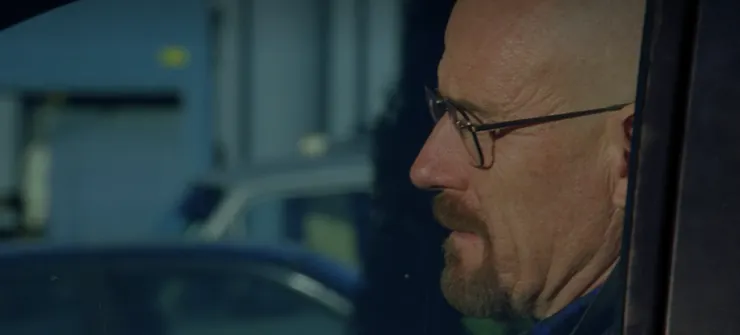 發呆的華特。圖片來源自IMDb《絕命毒師》