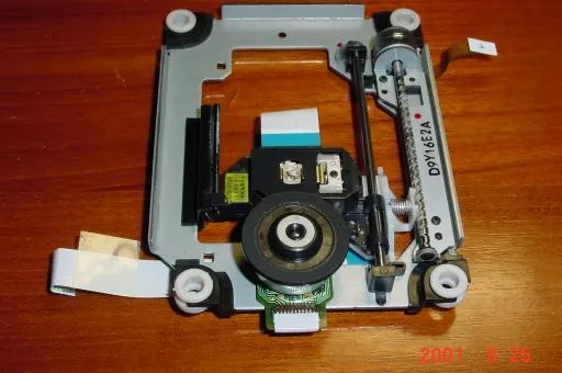 這是取出的轉盤機構特寫，注意別傷到雷射讀取頭