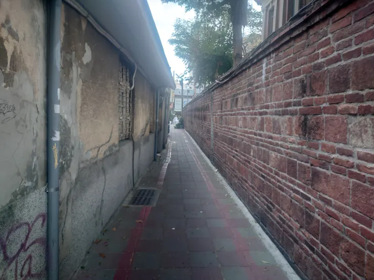 吳園外的小巷子