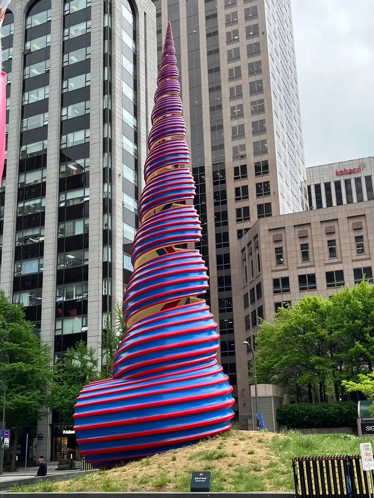 這裡是清溪川的源頭，有一個很像螺的造景