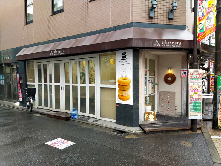 這家甜甜圈小有名氣--當然也要走文青風