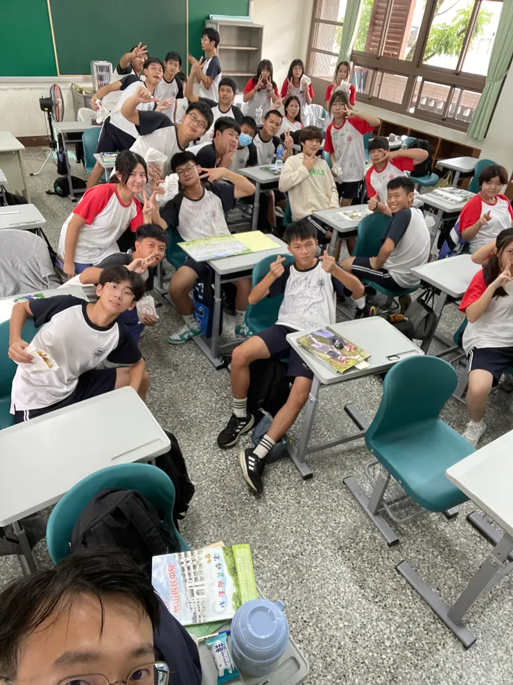 被我的中年大叔自拍法荼毒的可愛班級