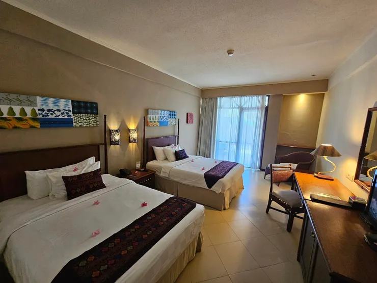 Holiday Resort Lombok,假日入住才NTD2500,房間寬敞,泳池很大,還有海灘