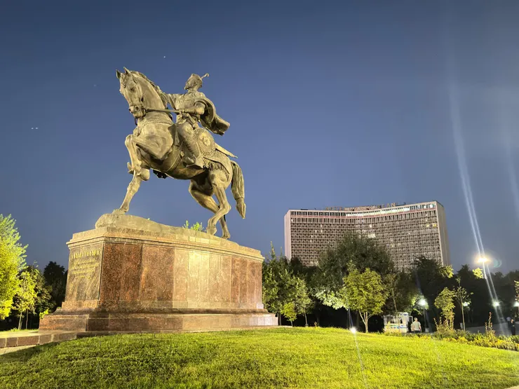 帖木兒廣場的帖木兒雕像，和右方的高級酒店