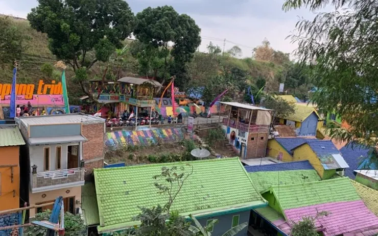 俯瞰 Kampung Tridi 彩虹色的一邊