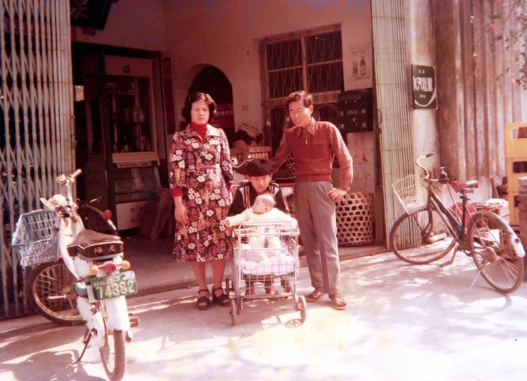 我（中間男孩）和父母及妹妹在雜貨店前合影。我是小學的年紀，五叔叔家中女兒多，把其中一個給我們家，我就多了一個妹妹。