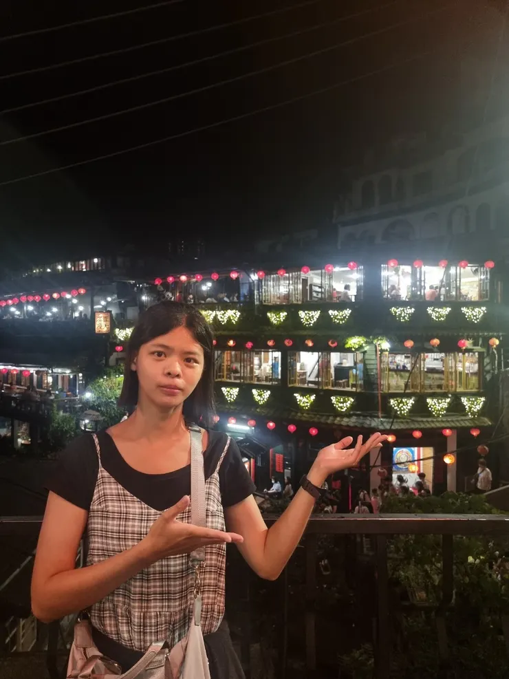 圖11：好啦~不鬧了~此時的「海悅」和「阿妹」附近的街上人擠人，好擠好擠XDD