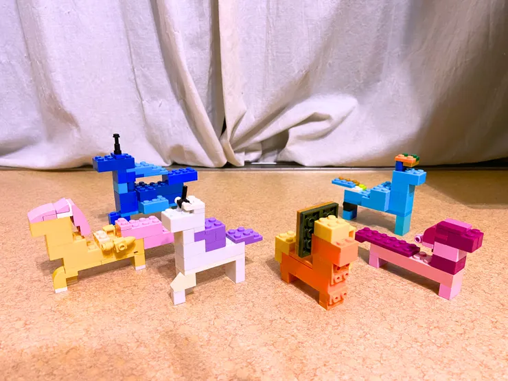 三個人合作蓋出六隻彩虹小馬