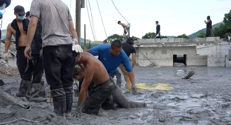 大家正在拯救陷入泥巴的志工