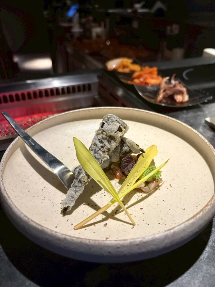 酥脆鮮魚莎莎捲，畫面右後方是小菜唷