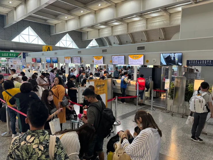 滿滿的等待人潮