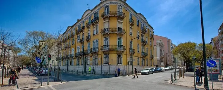 位置近地鐵綠/紅線的Alameda站,外觀是獨棟的鵝黃色建築,搭配墨綠色高挑的窄門,是第一眼就會被吸印的那種