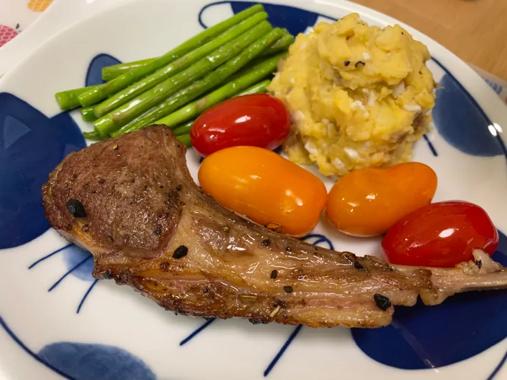 由丈夫烹調的香草羊架配薯蓉，簡單而豐盛。（作者拍攝）