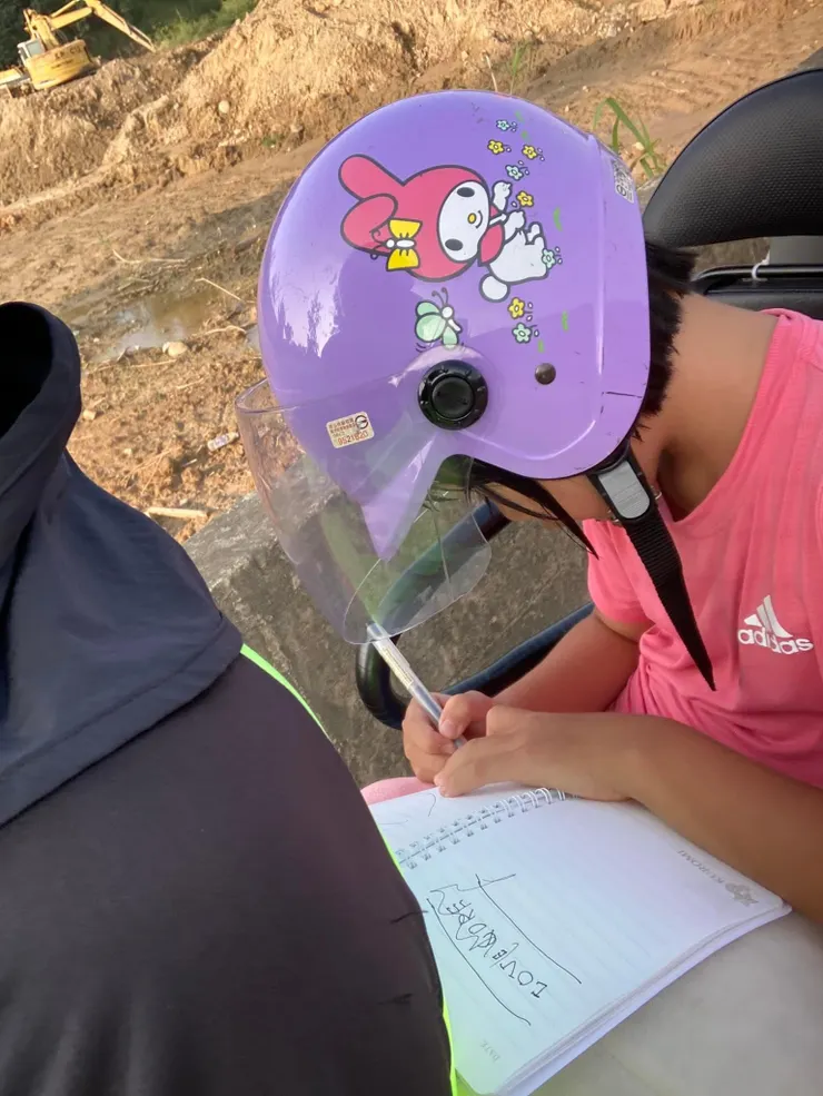 坐在後座畫畫的點點