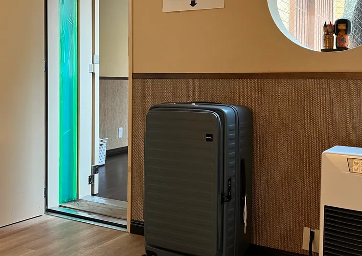 光線不足時，是沈穩偏灰調的藍