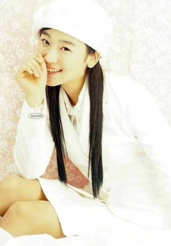 年僅十六歲的徐玄振,由於唱跳實力堅強,團體解散後仍被選為少女時代的預備成員。