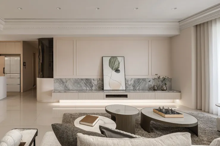 ▲藝瓦空間設計<美術帝國B1-24F>，線條簡潔的電視牆與天花板的繁複線版形成對比效果