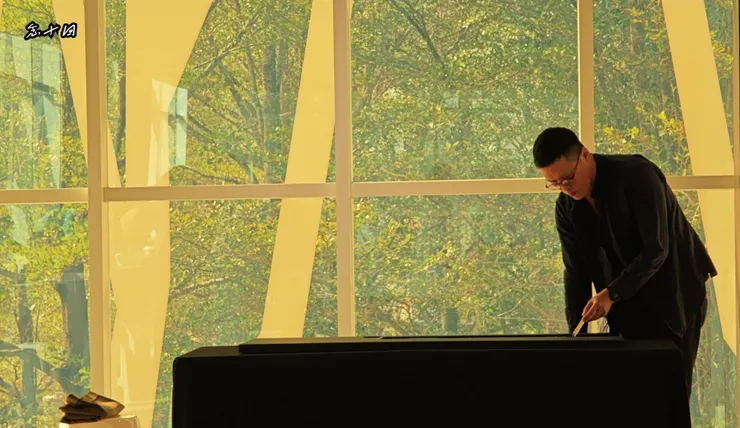 台灣陶藝家林智斌布置茶席的專注一景