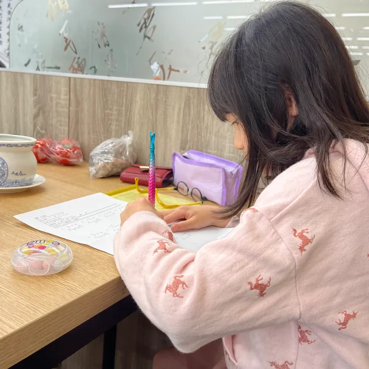 補習完在五花馬等上菜時都會很認真的拿補習班作業出來寫