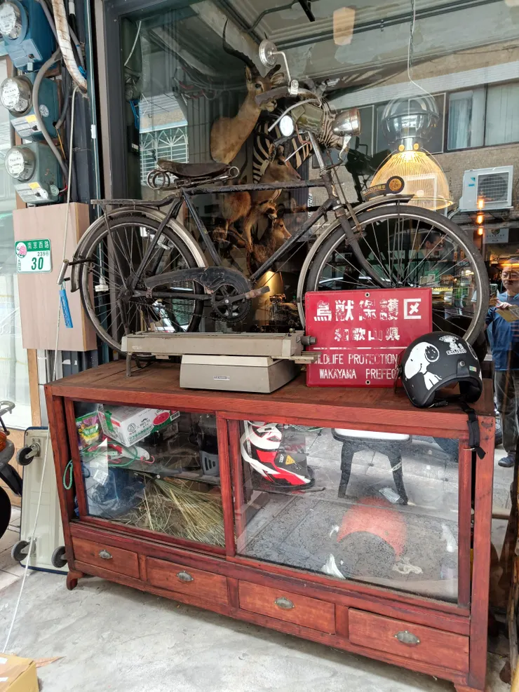 這邊的櫃子上擺滿老東西