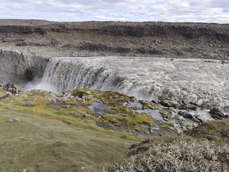 步行約20分鐘,就可以聽到隆隆的水聲。水色看起來髒髒的,是因為有沉澱物之故。