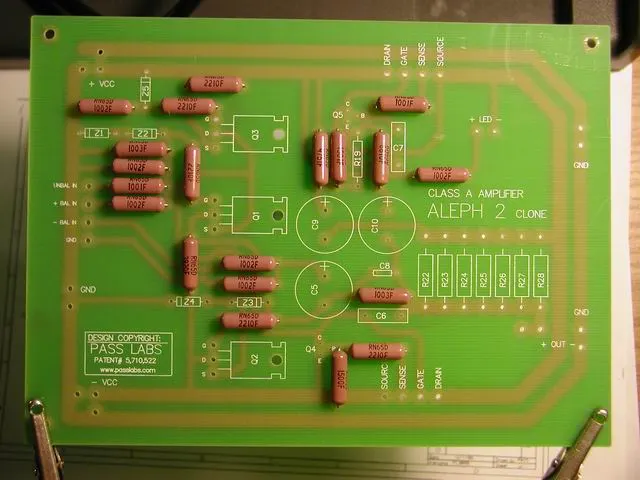 這是 DAVID 版大的 PCB ,長相實在是差粉多