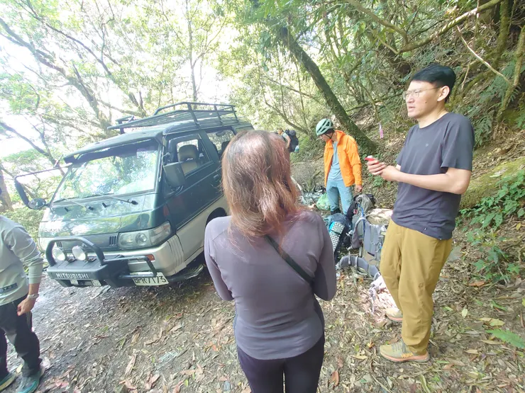 林道接駁碰碰車陸續開進來