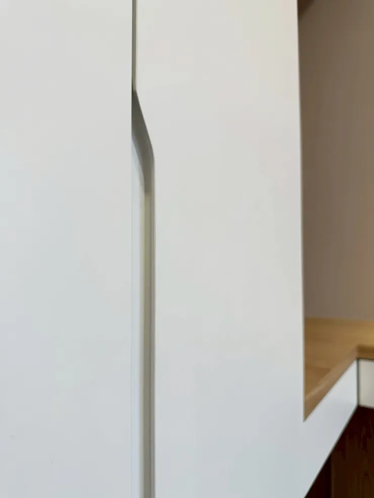 細節控最愛的弧形隱形把手，讓櫃體視覺更加流暢優雅。