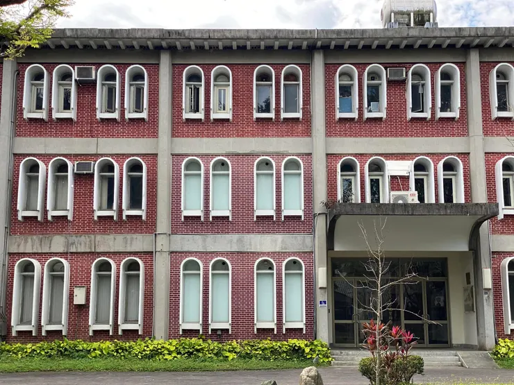 三層拱窗的高度逐層遞減，以達到視覺修正效果