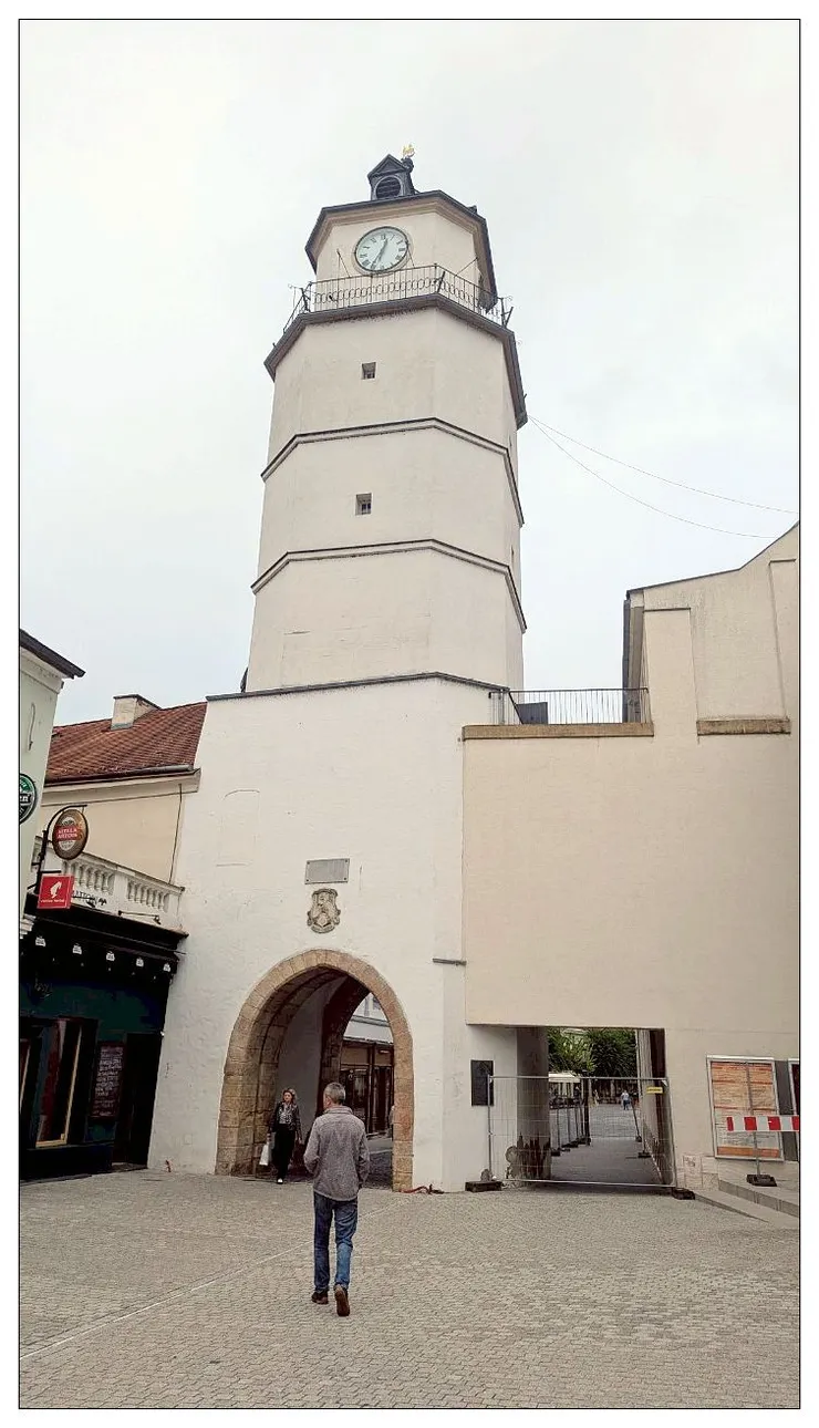 用過午餐後就前往廣場附近的鐘塔