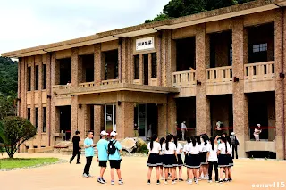 學生制服與古蹟毫不違和