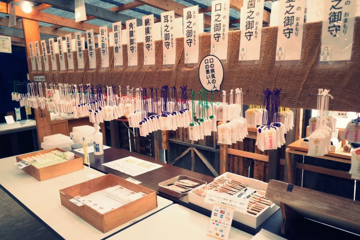 很多種類的御守。