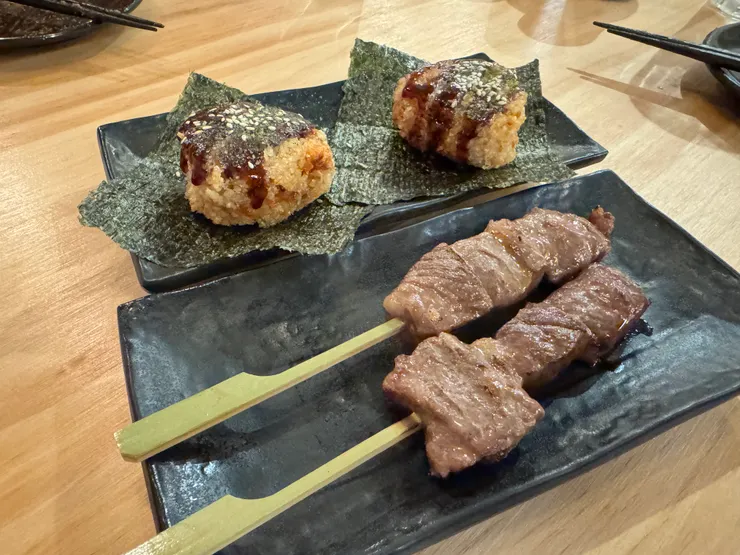 牛肉串與炸飯糰