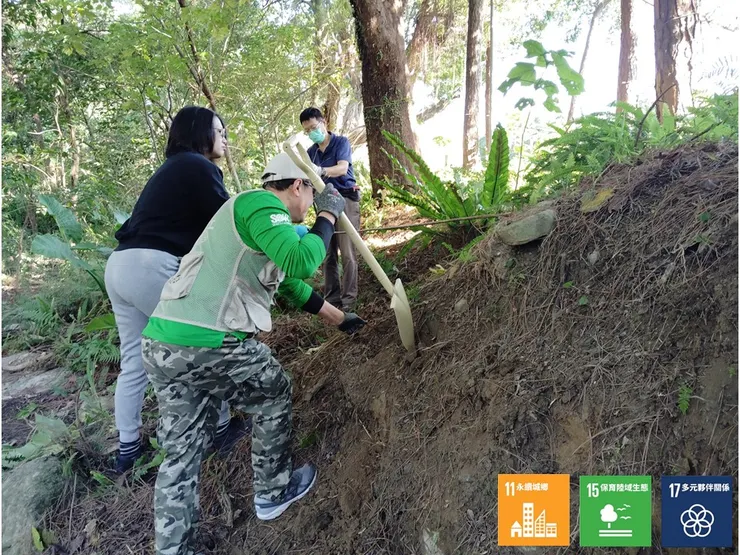 夏、秋組夥伴清理掩覆堤面的野草及枯枝