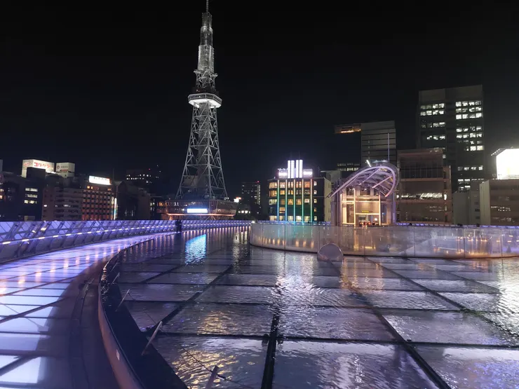 這張也是連著頂部跟旁邊的名古屋電視塔夜景一起拍的，夜景的光影在水面上波光淋漓，非常漂亮