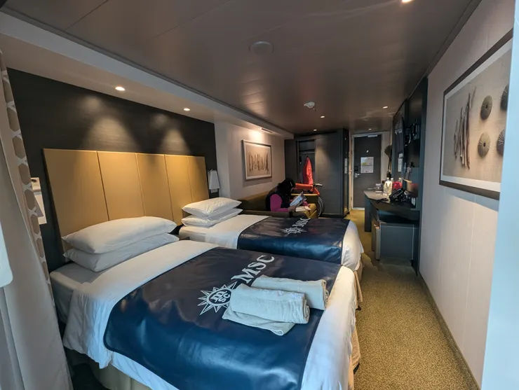 以兩個人來說空間算OK