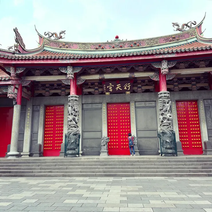 圍坐在大大的紅門前階梯，小孩們會時不時攀著小獅子，與媽媽一起分食拜拜供品的甜米糕，才徐徐的踏上回家的路途。