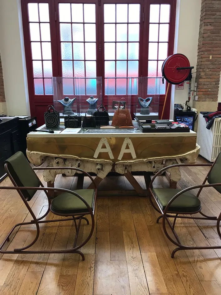 1991年，阿澤丁·阿拉亞再次邀請好友朱利安·施納貝爾為位於巴黎慕西街的新店設計家具與裝飾。