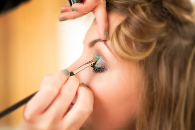 如果眼影塗得太濃，就會看起來不太自然 (圖片來自Pixabay)