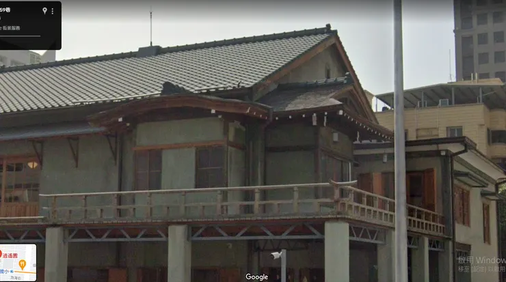 西北角突出之二屋簷風格，左為唐破風，右為入母屋破風 (截圖自Google地圖)