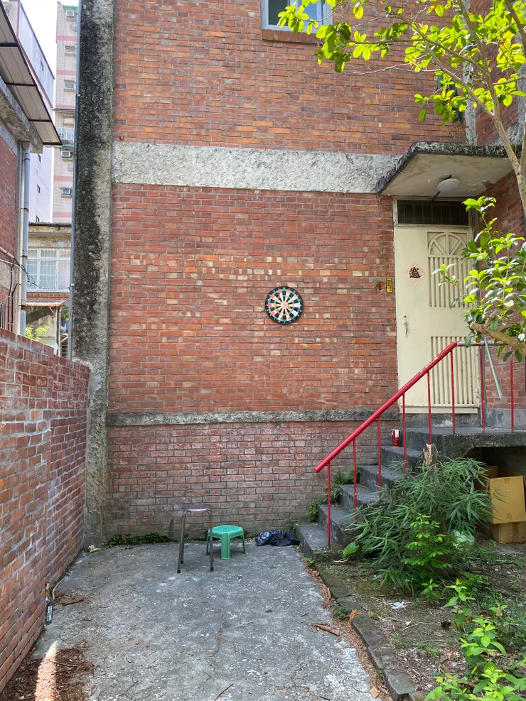 因應地勢低窪，建築特別採用架高一樓樓面的設計，以提升防災與居住的安全性