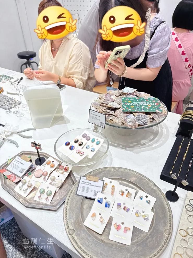 努力將自己的成品拍照中