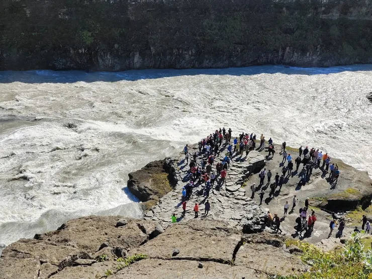 拉近可見水勢之湍急，平台邊緣的遊客看似岌岌可危。