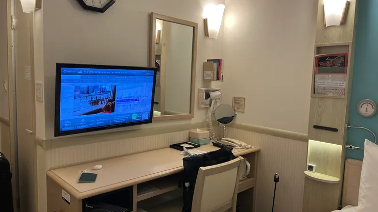 椅子可以勉強拉開。