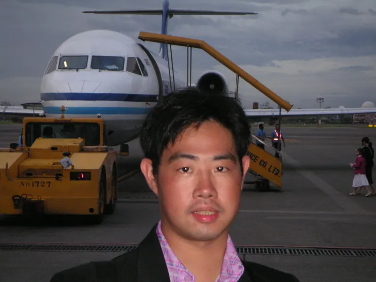 我身後是華信航空的福克100型客機!