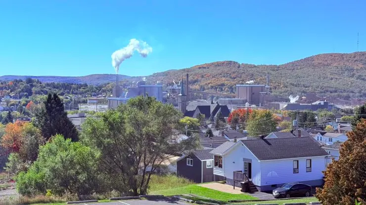 冒煙的煙囪處應該是紙器工廠