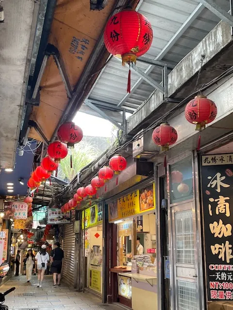 早上的九份老街。